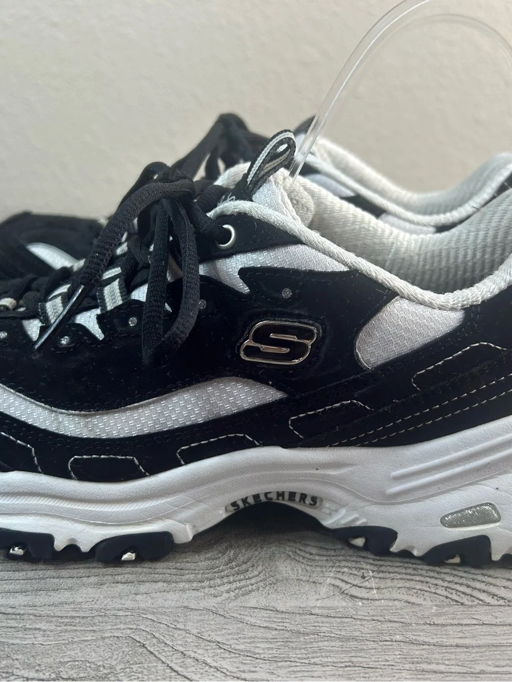 Skechers D’Lites  Women’s Black and White Athletic Sneakers Shoes Comfort Size 9
